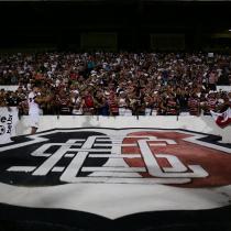 Torcida do Santa recepciona a equipe