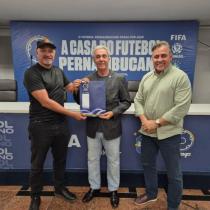 Presidente da Liga de Paulista recebe premiação na FPF
