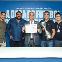 América recebe troféu e medalhas de campeão pernambucano da Série A3