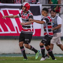 Santa Cruz vence Sousa e segue na liderança do grupo 3