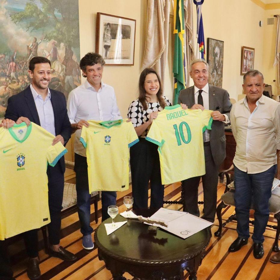 Evandro Carvalho faz convite à Governadora Raquel Lyra para amistoso da Seleção Brasileira Feminina
