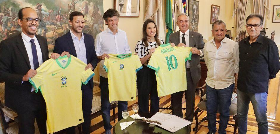 Evandro Carvalho faz convite à Governadora Raquel Lyra para amistoso da Seleção Brasileira Feminina