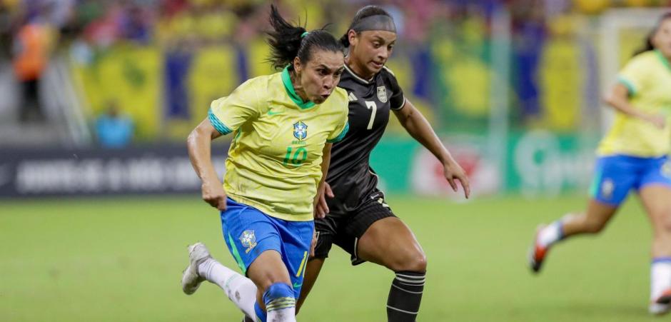 Torcida Pernambucana faz festa em vitória histórica da Seleção Brasileira Feminina na Arena de Pernambuco