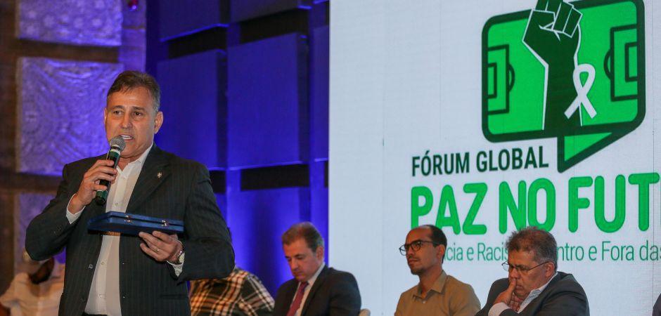 Com apoio da FPF, fórum sobre a paz no futebol é realizado no Recife