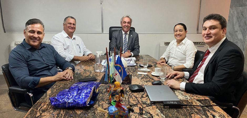 Evandro Carvalho recebe prefeita de Sertânia na FPF