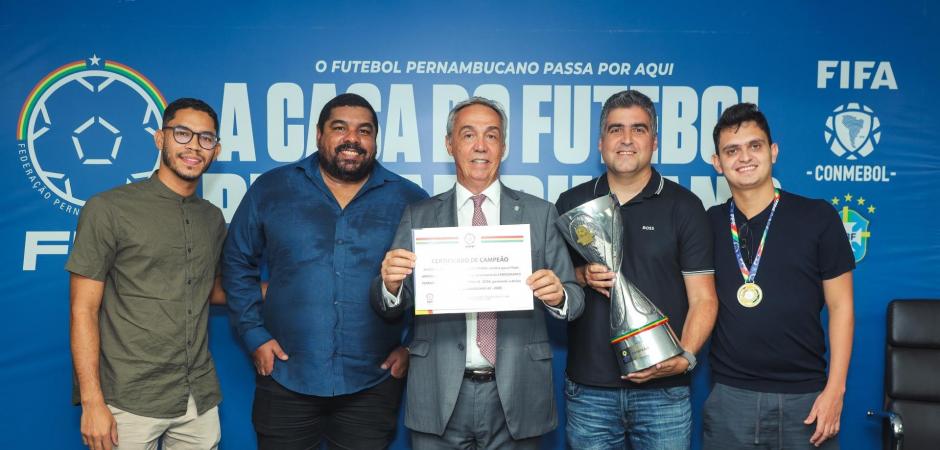 América recebe troféu e medalhas de campeão pernambucano da Série A3