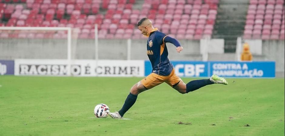 Retrô vira sobre o Figueirense e conquista vitória na Arena de Pernambuco