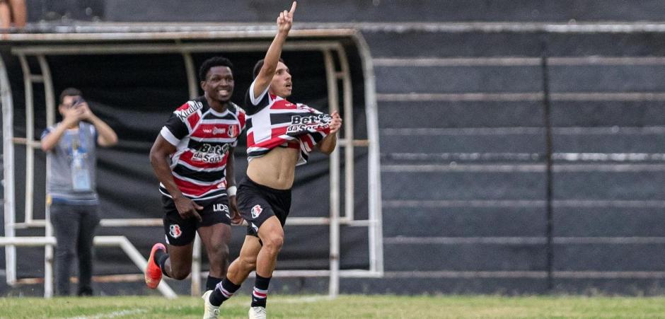 Santa Cruz vence o Central em Caruaru e segue líder invicto da Série D