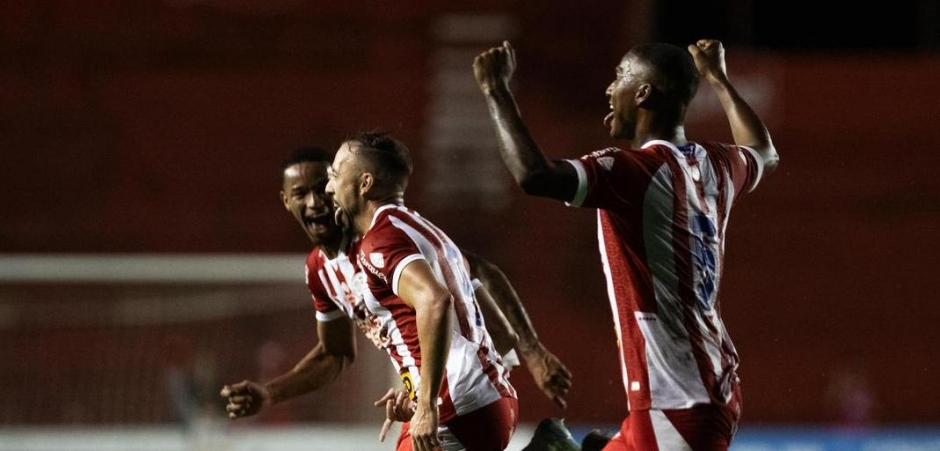 Com gols de Paulo Sérgio e Vinícius, Náutico vence o líder Caxias e sobe para o 6º lugar na Série C