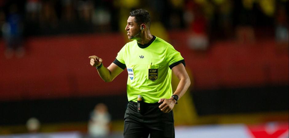 Rodrigo Pereira apitará o Clássico das Emoções, que terá o VAR. Confira a escala completa da 5ª rodada do Pernambucano