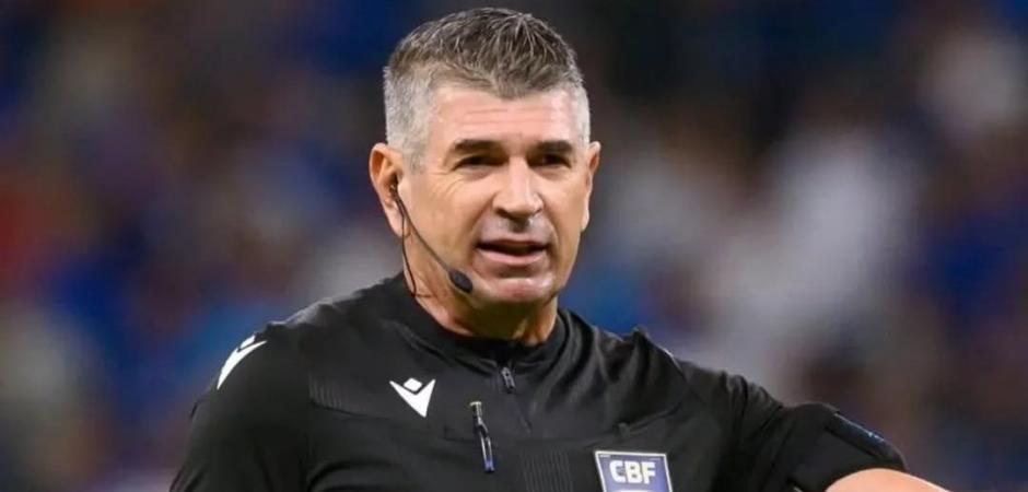 Marcelo de Lima Henrique apita o jogo de ida da final do PE 2026