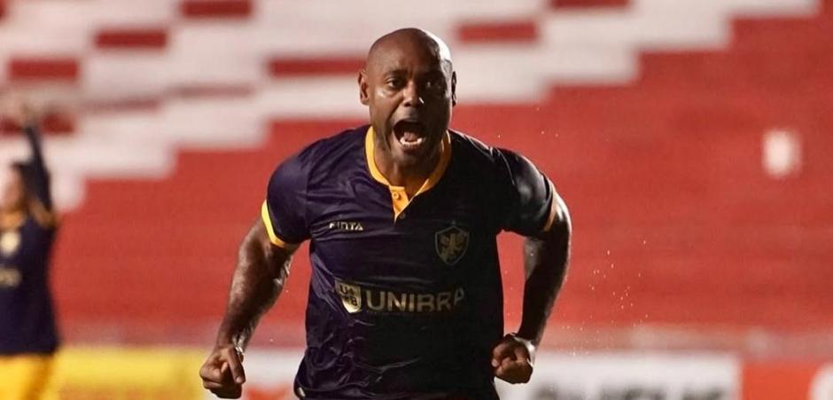 Retrô vence Ceará em despedida de Vagner Love