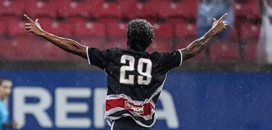 Santa Cruz vence o Itabaiana sob chuva e larga bem na Série C