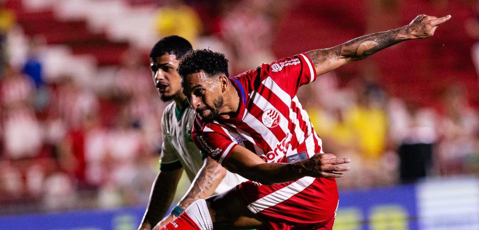 Náutico encara o Avaí fora de casa em duelo importante pela Série B