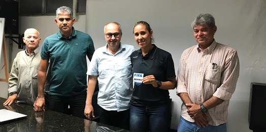Deborah Cecília recebe escudo da FIFA 2019