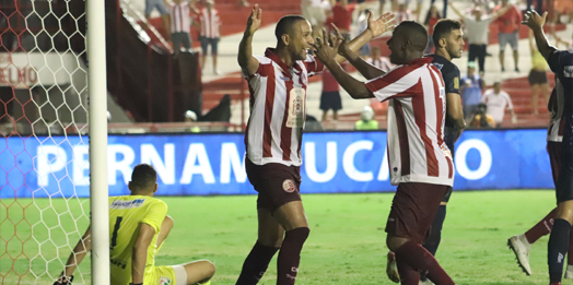 Náutico marca no final e assume liderança