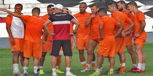 Santa Cruz encara o Ferroviário-CE, dentro do Arruda