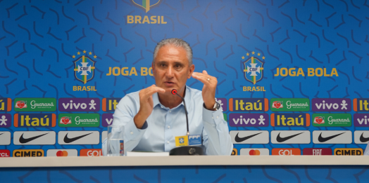 Tite concede entrevista coletiva no salão nobre da FPF
