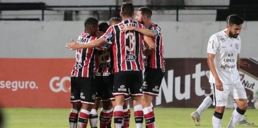 Santa Cruz vira no fim e conquista primeira vitória na Série C