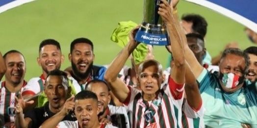 Salgueiro renova contrato com oito jogadores