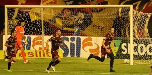 Sport vence o Corinthians e sobe para o sétimo lugar