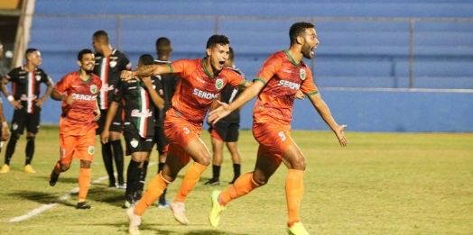 Dentro de casa, Salgueiro deixa vitória escapar contra o Floresta