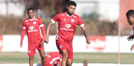Bustamante é regularizado e Kleina ganha opções contra Operário