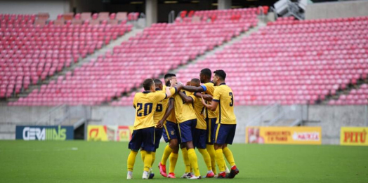 Retrô vence o Central e larga na ponta do Quadrangular