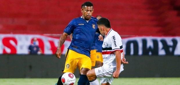 Retrô derrota o Santa Cruz no Arruda