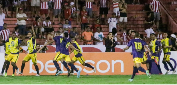 Retro vence o Náutico e leva vantagem para o 2º confronto