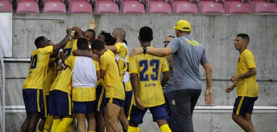 Retrô vence o Icasa e segue líder na Série D