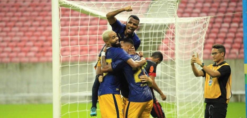 Retrô ganha de novo e segue líder da chave na Série D