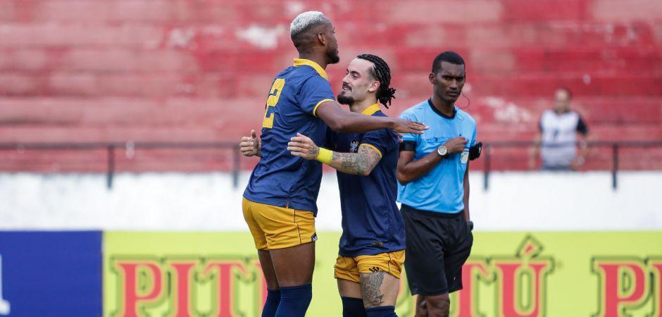 Retrô vence Central no Arruda