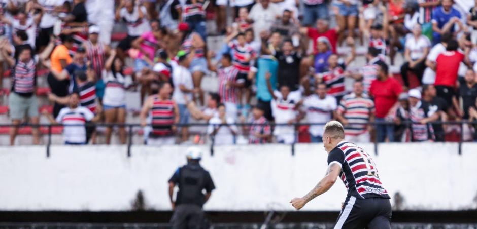 Santa Cruz vence e segue invicto em casa