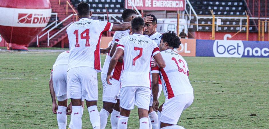 Náutico vence fora de casa e chega ao G-4