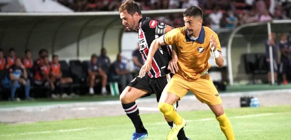 Santa Cruz e Retrô empatam sem gols em jogo equilibrado pelo Pernambucano Betnacional