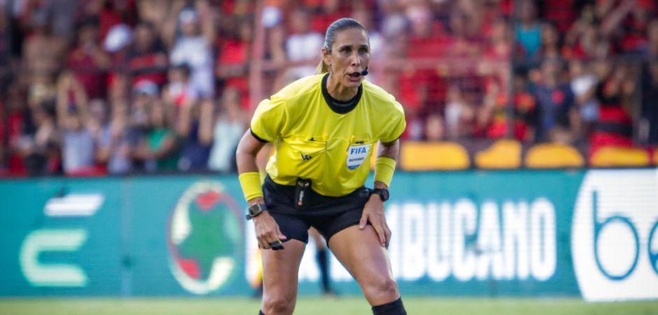 Deborah Cecília apita a final da Supercopa Feminina